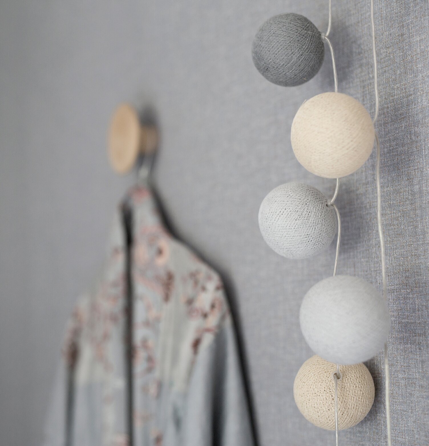Ljusslinga Gregie 20 Bollar från Iris Lights på ljusgrå vägg