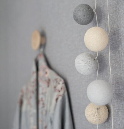 Ljusslinga Gregie 20 Bollar från Iris Lights på ljusgrå vägg