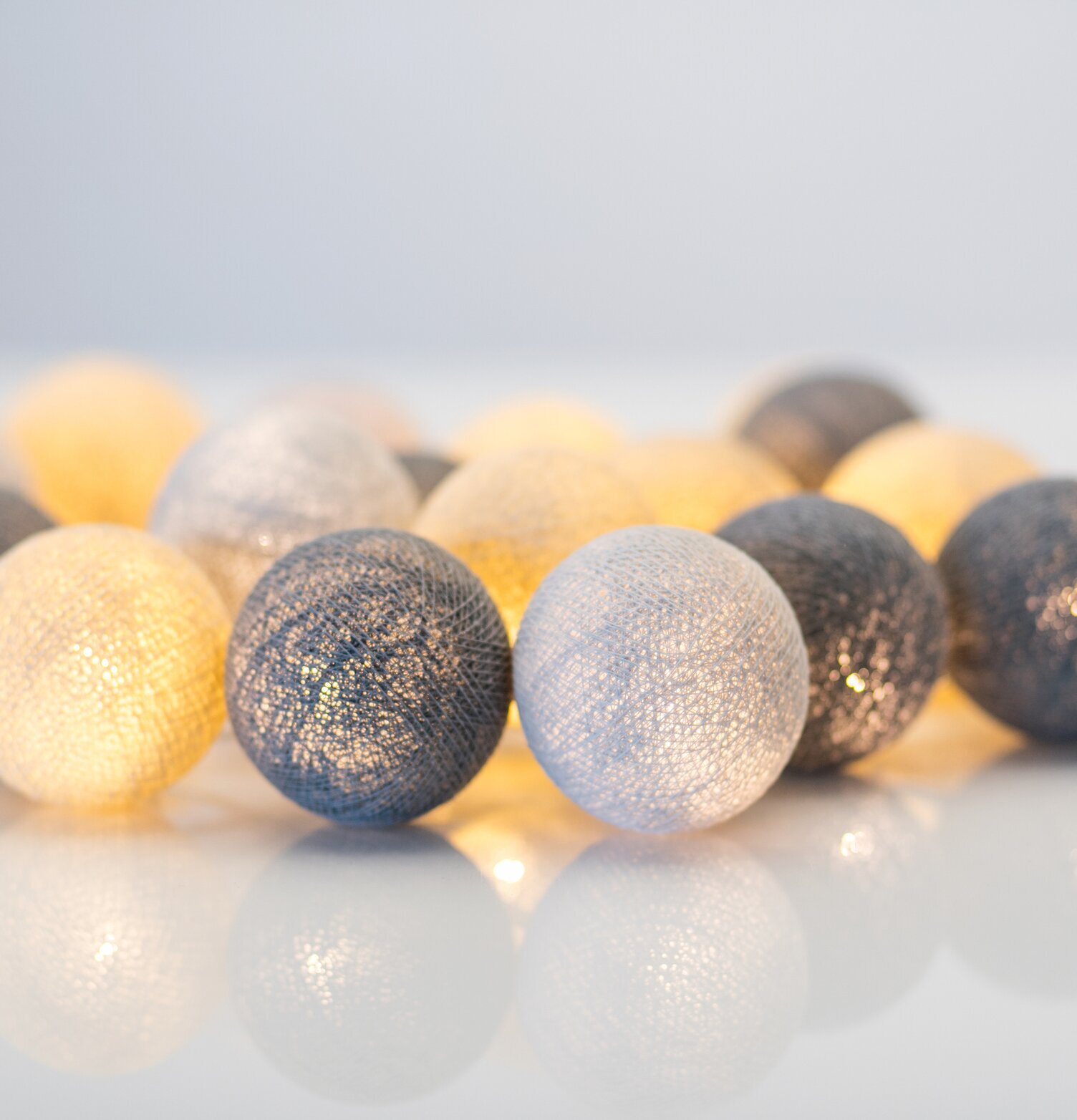 Ljusslinga Gregie 20 Bollar från Iris Lights på vitt underlag