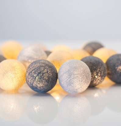 Ljusslinga Gregie 20 Bollar från Iris Lights på vitt underlag