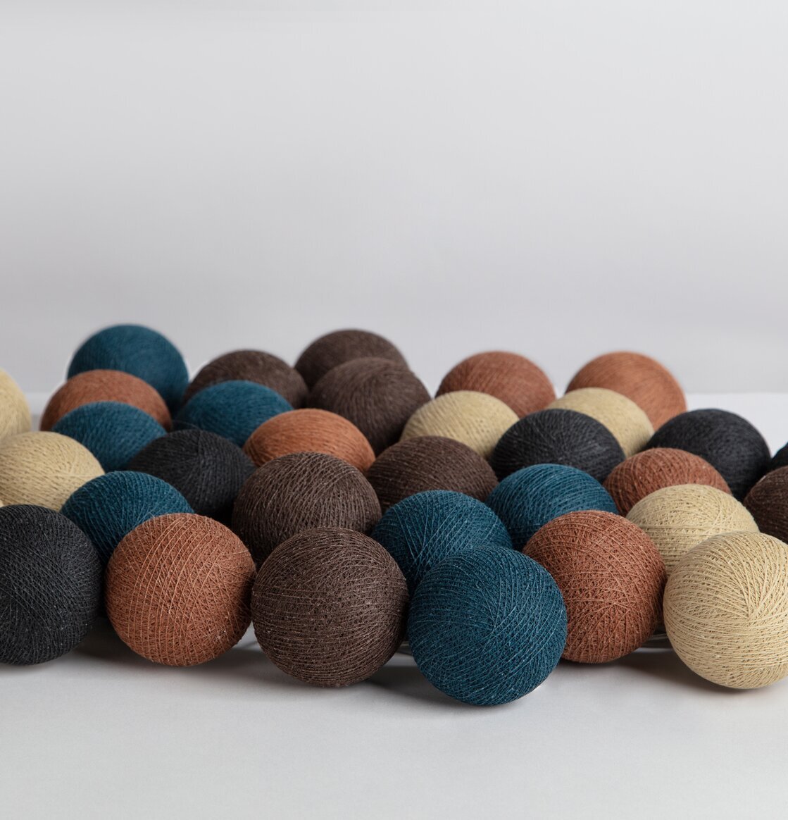 Ljusslinga Hazel 20 Bollar från Iris Lights i jordnära toner