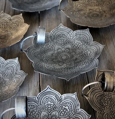 Bild av dekorativa väggljushållare med mandalamönster