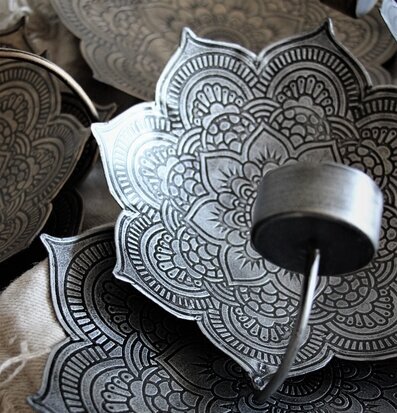 Bild av intrikat designad väggljushållare i metall