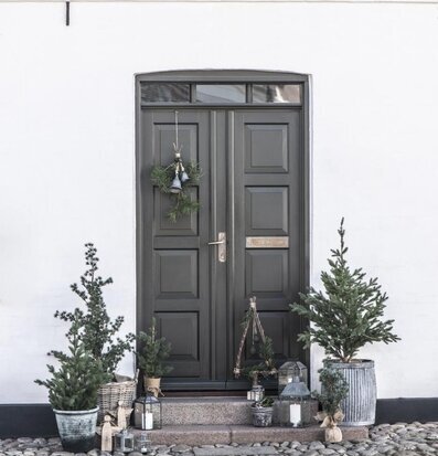 Klocka Zink Med Upphäng från IB Laursen på rustik dörr