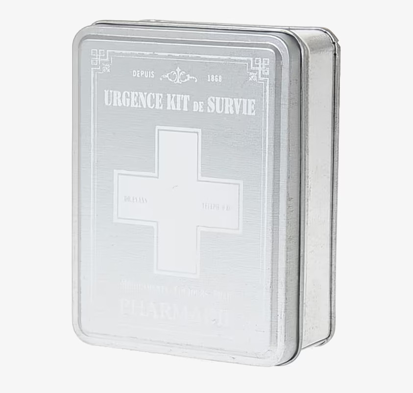 Box Pharmacie stor från By ON i metall med vit text och kors