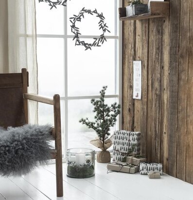 Cederträd I Jutesäck från IB Laursen på vitmålat trägolv