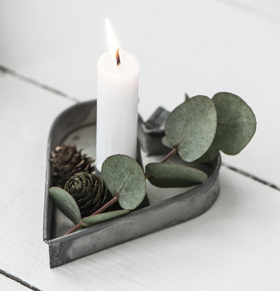 Ljusstake Zink Hjärta från IB Laursen med tänt vitt ljus