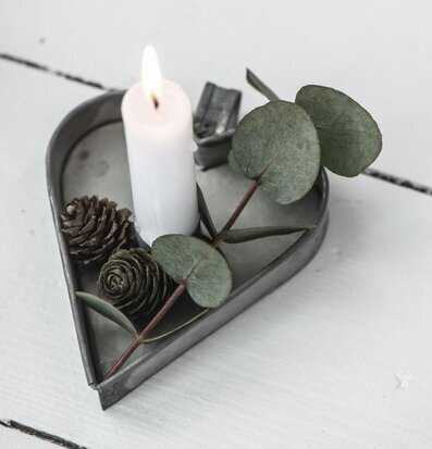 Ljusstake Zink Hjärta från IB Laursen med tänt vitt ljus