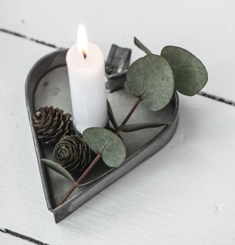 Ljusstake Zink Hjärta från IB Laursen med tänt vitt ljus