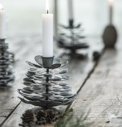 Ljusstake Kotte Zink från IB Laursen på rustikt träbord