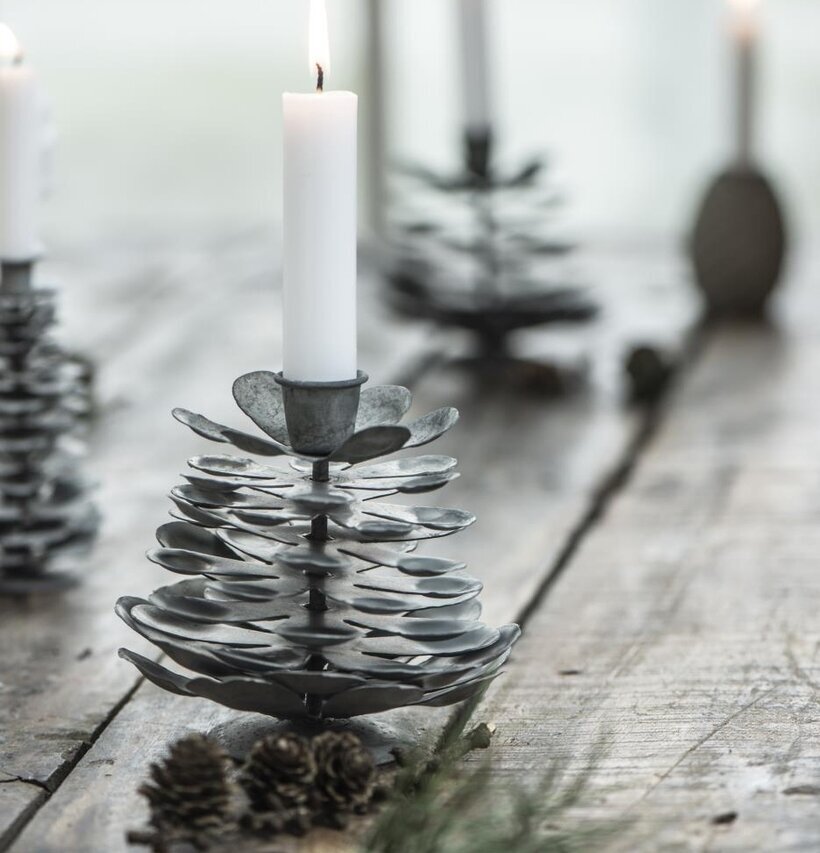 Ljusstake Kotte Zink från IB Laursen på rustikt träbord