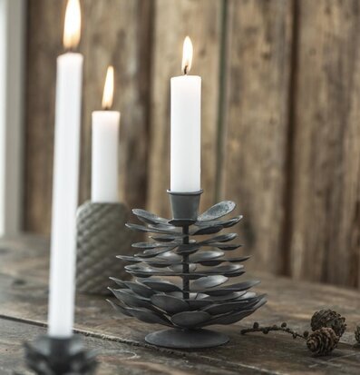 Ljusstake Kotte Zink från IB Laursen på rustikt träbord