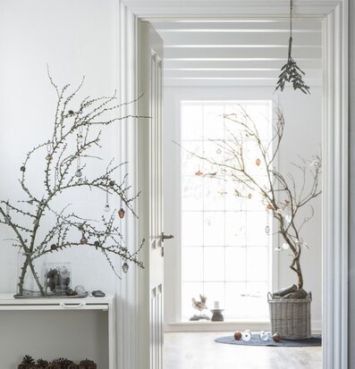 Mistel Zink från IB Laursen hängande i vit dörrkarm