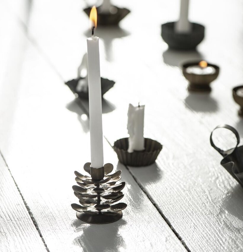 Ljusstake Kotte Mässing från IB Laursen på vitt träbord