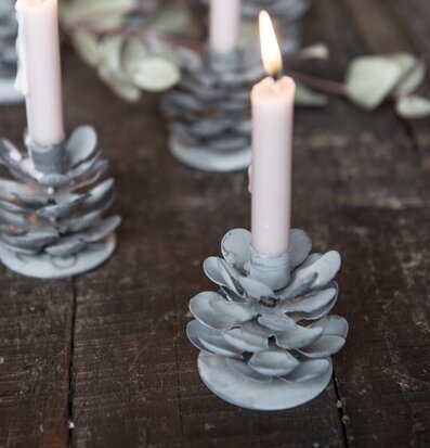 Ljusstake Kotte Zink från IB Laursen på ett rustikt träbord