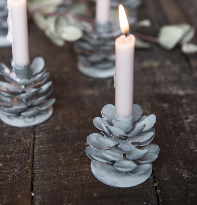 Ljusstake Kotte Zink från IB Laursen på ett rustikt träbord