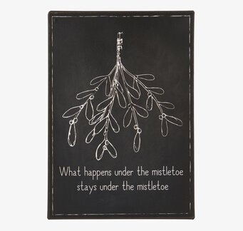 Metallskylt - What Happens Under The Mistletoe... från IB Laursen