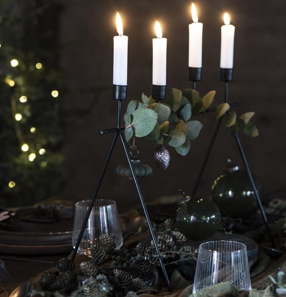 Ljusstake Svart från IB Laursen med vita ljus och gröna blad