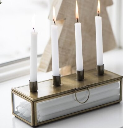 Adventsljusstake Mässing från IB Laursen på vit fönsterkarm