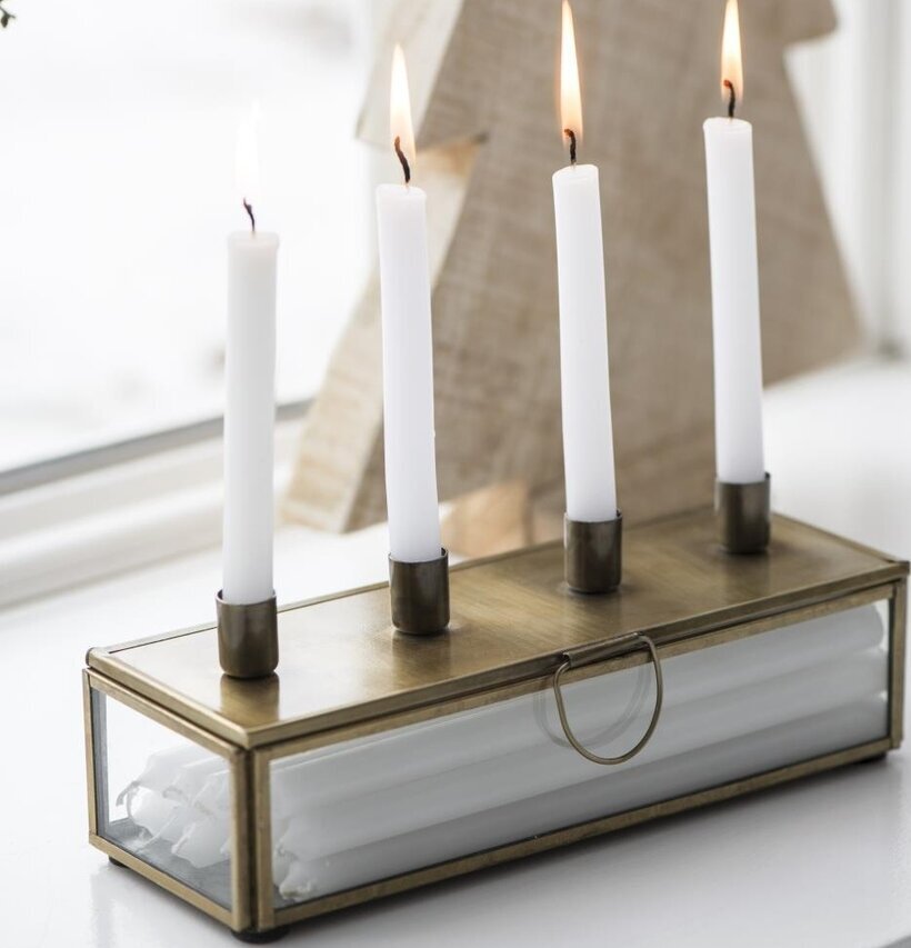 Adventsljusstake Mässing från IB Laursen på vit fönsterkarm