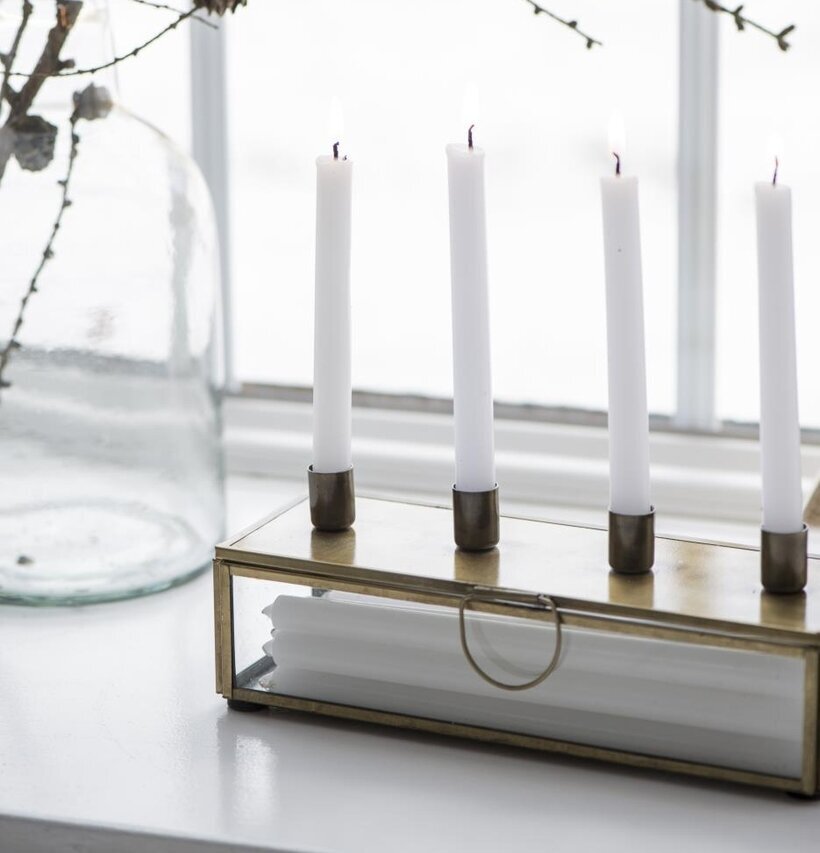 Adventsljusstake Mässing från IB Laursen i fönster med snö