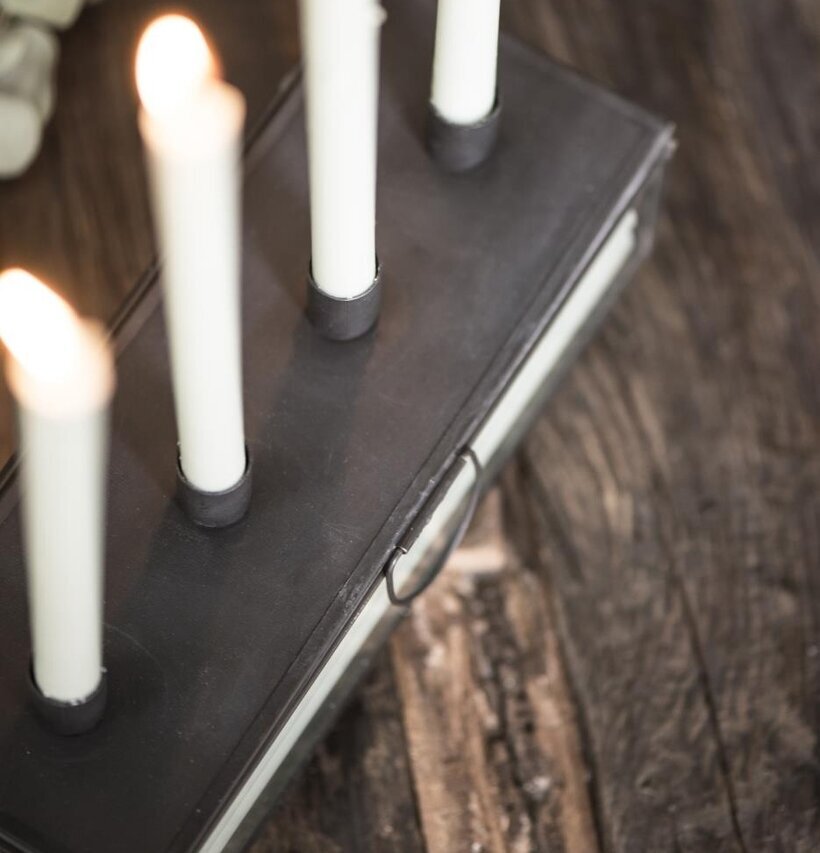 Adventsljusstake Svart från IB Laursen på rustikt träbord