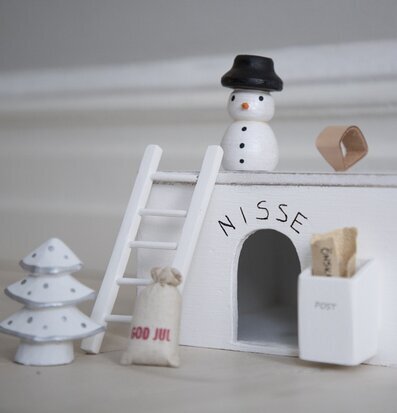 Nissehus Med Tillbehör från Different Design i vit färg