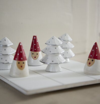 Tre I Rad Tomte/Gran från Different Design med träpjäser