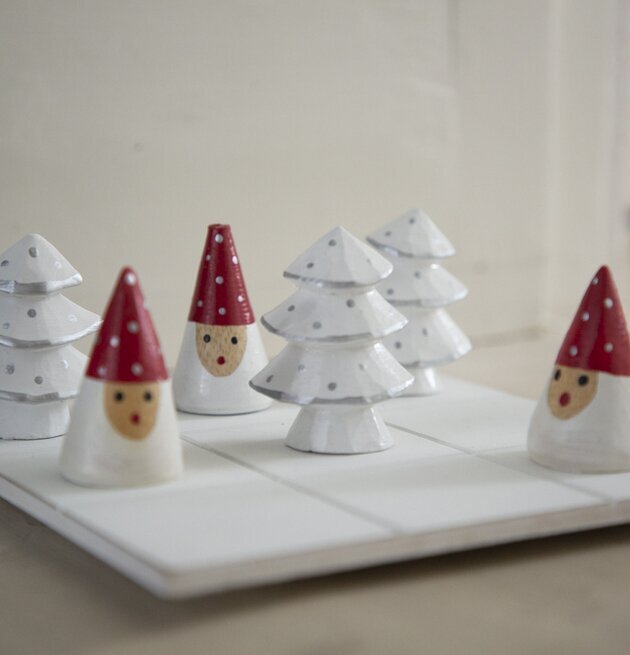 Tre I Rad Tomte/Gran från Different Design med träpjäser