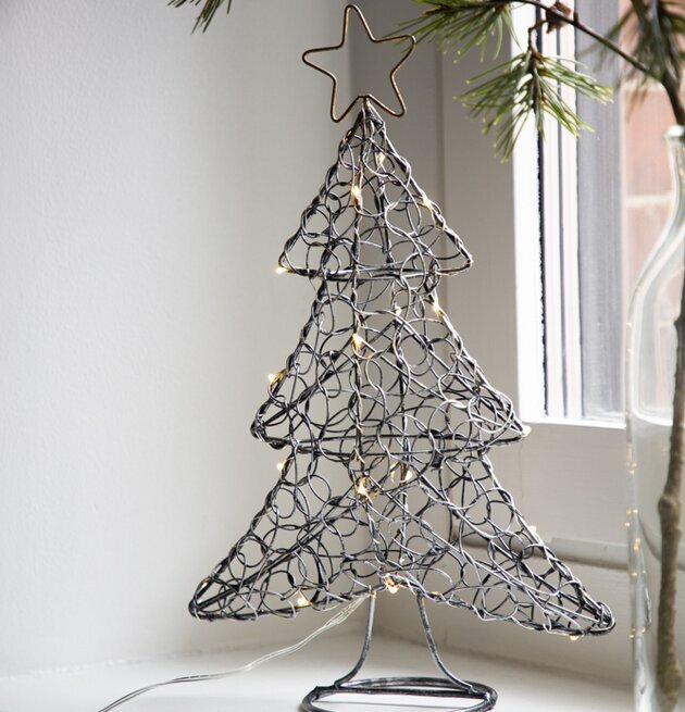 Smide Gran LED Med Timer från Different Design i fönster