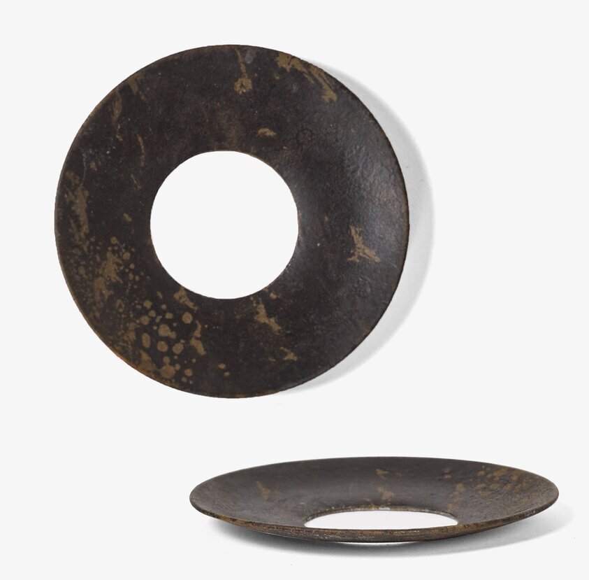 Ljusmanschett från I AM Interior i mörk metall med patina