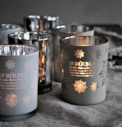 Foto av stämningsfulla ljuslyktor i harmonisk miljö