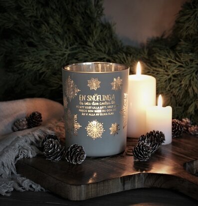 Bild av stämningsfull scen med ljuslykta och natur