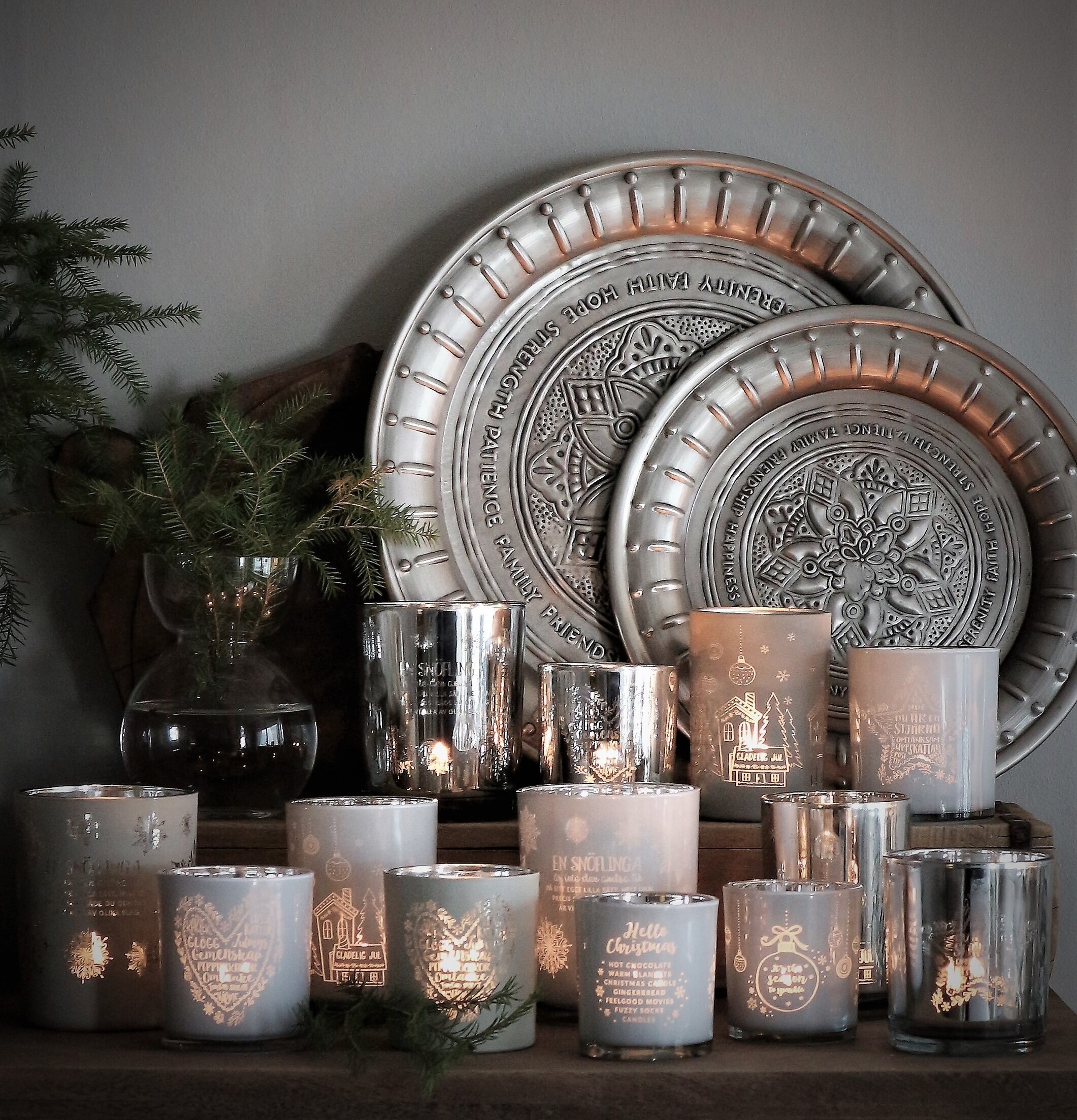 Bild av stämningsfull inredning med ljus och lyktor