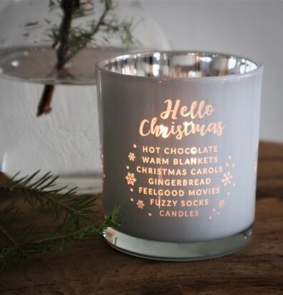 Bild av stämningsfull ljuslykta för julmys hemma