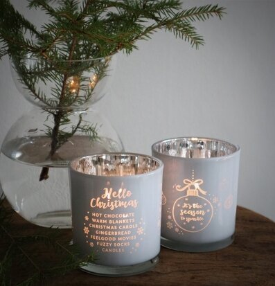 Bild av julmys med ljuslyktor och grankvist