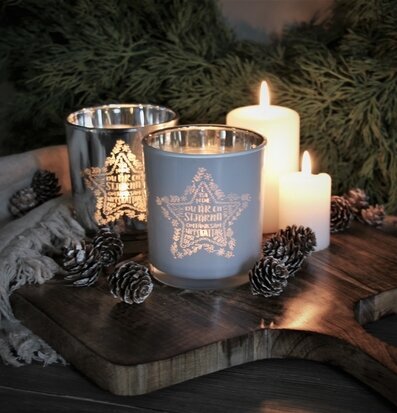 Bild av inbjudande dekor med ljus och naturmaterial