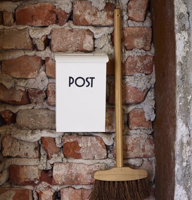 Postlåda Off-White från Strömshaga på en tegelvägg