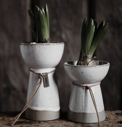 Hyacintvas Stengods ERNST från Ernst i rustik miljö