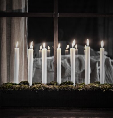 Ljusstake 7 Ernst från Ernst i mörkt trä med mossa och ljus