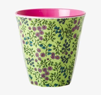 Foto av färgstark mugg med blommönster och rosa insida