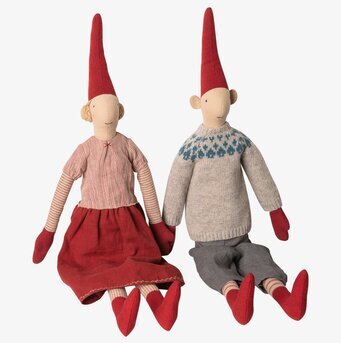 Maxi Pixy Lars från Maileg bredvid en annan Maileg-figur