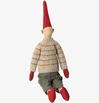 Maileg Medium Pixy Magnus med röd mössa och stickad tröja