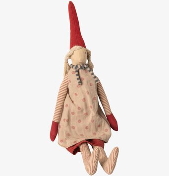 Medium Pixy Magda från Maileg i beige klänning med röd mössa