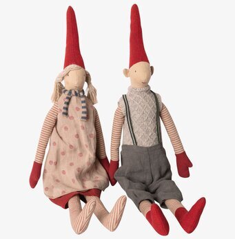 Medium Pixy Magda från Maileg i färgglada kläder och mössa