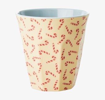 Foto av festlig melaminmugg med julmotiv och polkagrisar