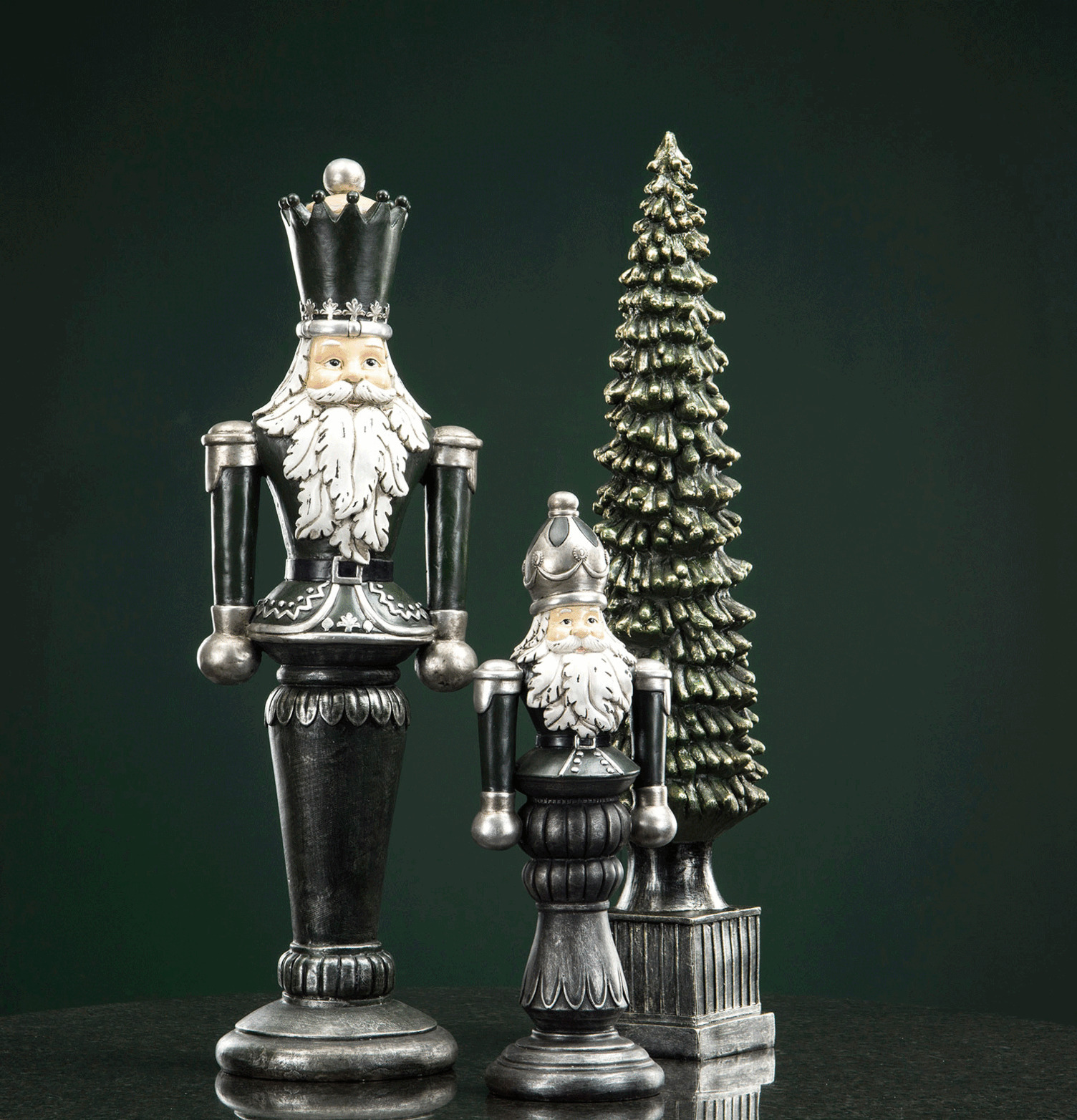 Gran Lyx Mörkgrön från A Lot Decoration med nötknäppare