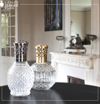 Doftlampa Lóriginelle White - Maison Berger Paris på bord