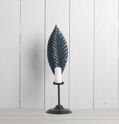 Ljuslykta Blad Nattblå från Multi Agentur mot vit träpanel