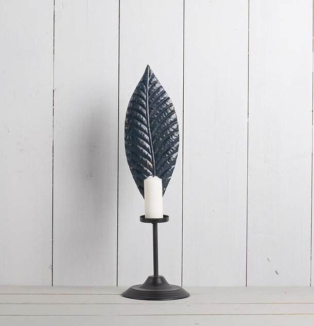 Ljuslykta Blad Nattblå från Multi Agentur mot vit träpanel